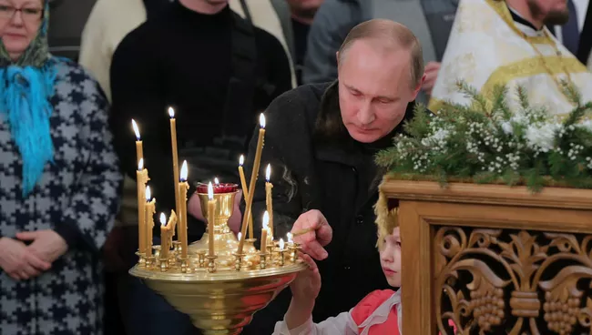 Президент РФ Владимир Путин во время Рождественского богослужения в Свято-Юрьевом монастыре в Новгородской области