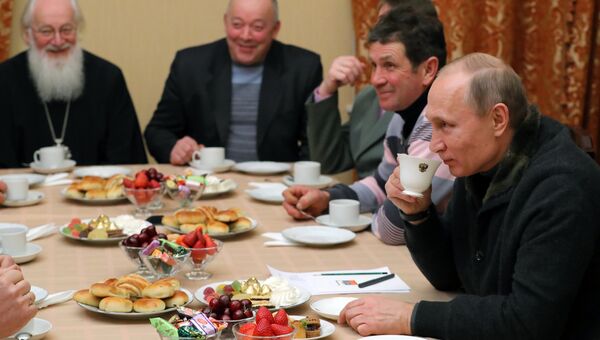 Президент РФ Владимир Путин во время беседы с рыбаками после Рождественского богослужения в Свято-Юрьевом монастыре в Новгородской области.