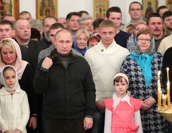 Президент РФ Владимир Путин во время Рождественского богослужения в Свято-Юрьевом монастыре в Новгородской области