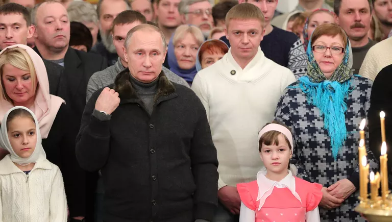 Президент РФ Владимир Путин во время Рождественского богослужения в Свято-Юрьевом монастыре в Новгородской области