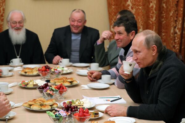 Президент РФ Владимир Путин во время беседы с рыбаками после Рождественского богослужения в Свято-Юрьевом монастыре в Новгородской области