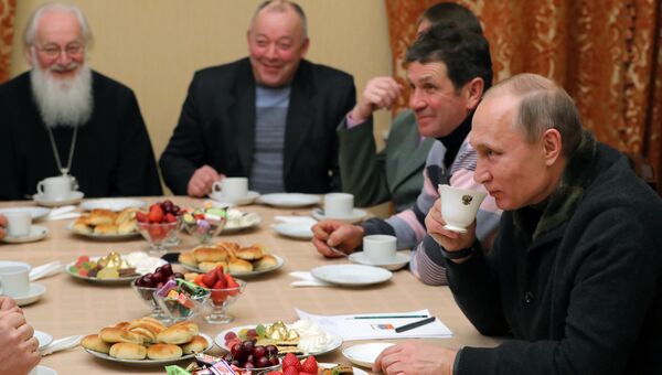 Президент РФ Владимир Путин во время беседы с рыбаками после Рождественского богослужения в Свято-Юрьевом монастыре в Новгородской области