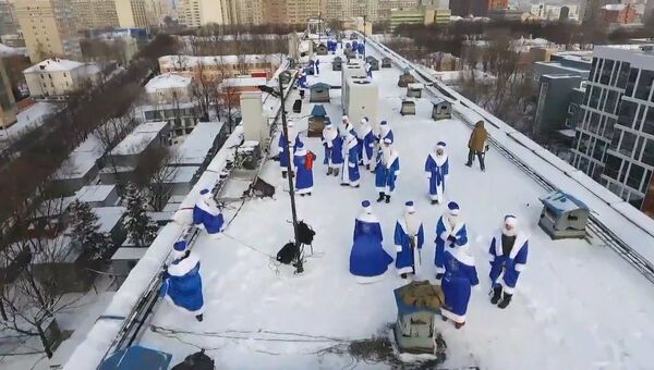 Дед Мороз с крыши: как в одной из больниц Москвы поздравили детей с Рождеством