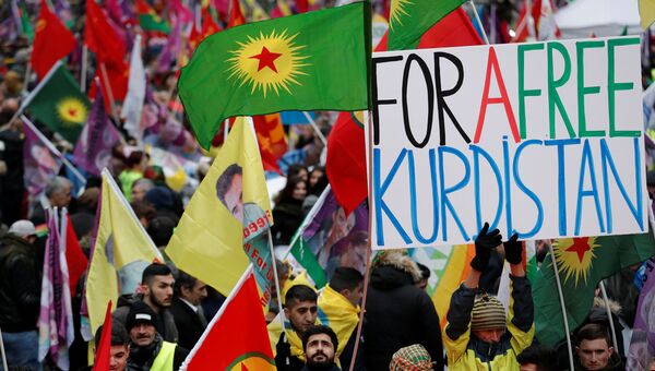 Участники митинга вышли на улицы Парижа, требуя справедливости в отношении трех застреленных в 2013 году активисток курдского сообщества