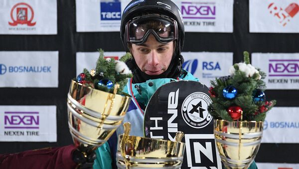 Влад Хадарин (Россия), завоевавший золотую медаль в соревнованиях на этапе Кубка мира по сноуборду (биг-эйр) в Москве