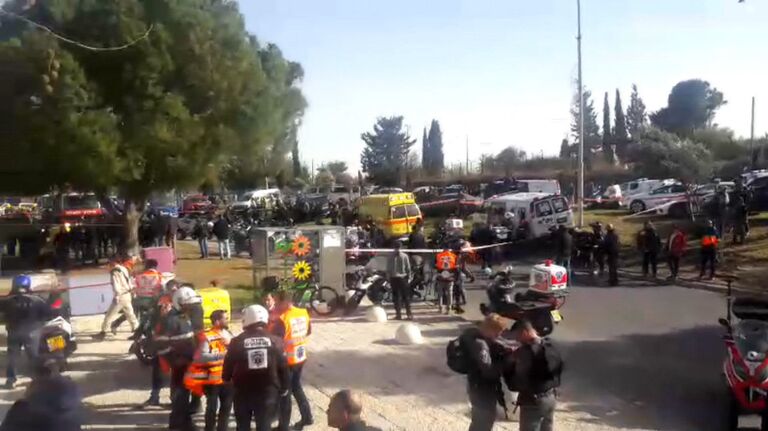 Грузовик протаранил группу военных в Иерусалиме. Кадры с места ЧП Грузовик протаранил группу военных в Иерусалиме. Кадры с места ЧП