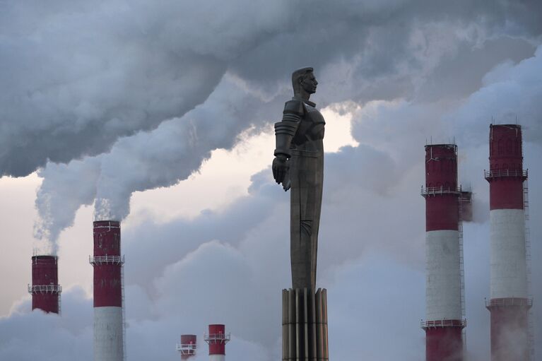 Клубы пара от ТЭЦ-20 в морозный день в Москве. На первом плане - памятник космонавту Юрию Гагарину