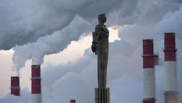 Клубы пара от ТЭЦ-20 в морозный день в Москве. На первом плане - памятник космонавту Юрию Гагарину