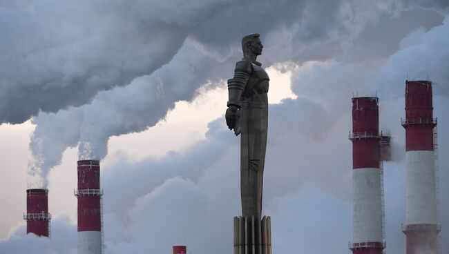 Клубы пара от ТЭЦ в морозный день в Москве. Архивное фото