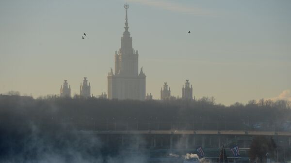 Вид на главное здание МГУ на Воробьевых горах с Пушкинской набережной