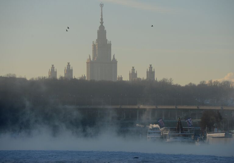 Вид на главное здание МГУ на Воробьевых горах с Пушкинской набережной