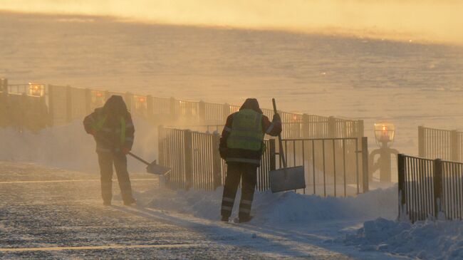 Работники городских служб убирают снег и наледь на Пушкинской набережной в Москве. Архивное фото