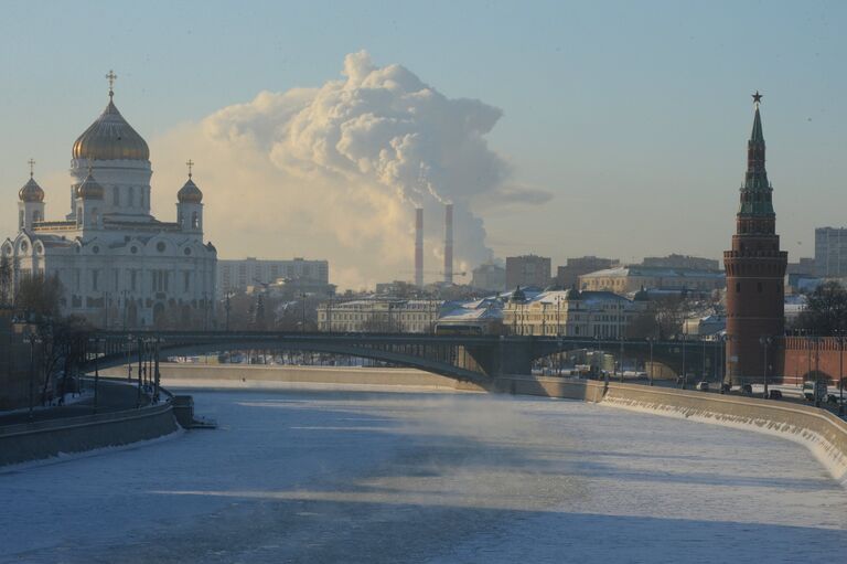 Москва-река и Кремлевская набережная в Москве в морозный день