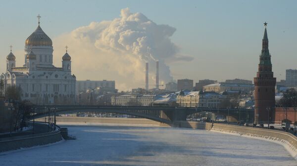 Москва-река и Кремлевская набережная в Москве в морозный день
