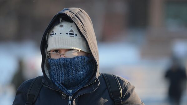 Молодой человек на улице Москвы в морозный день. Архивное фото