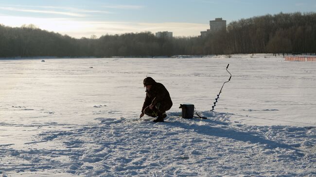 Рыбак ловит рыбу в Москве. Архивное фото