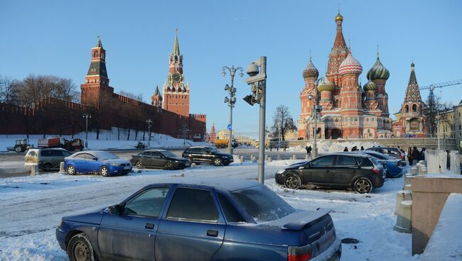 Парковка на площади Васильевский спуск в Москве. Архивное фото