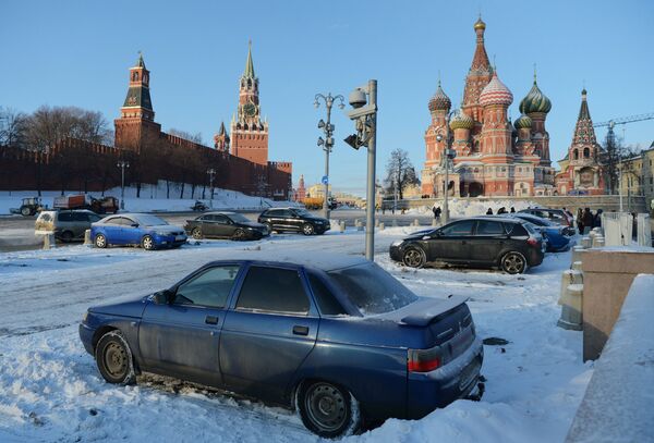 Парковка на площади Васильевский спуск в Москве