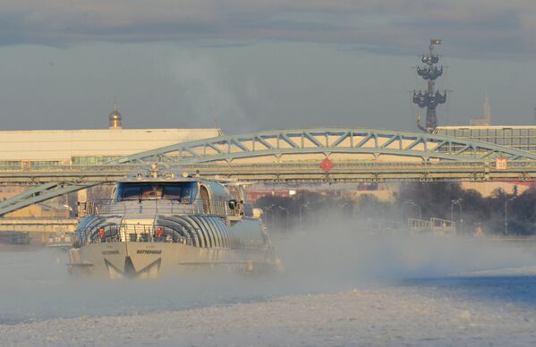 Речной трамвай на Москва-реке в морозный день