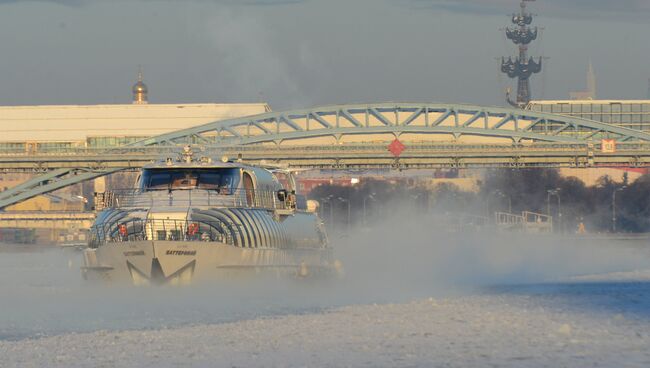 Речной трамвай на Москва-реке в морозный день. Архивное фото