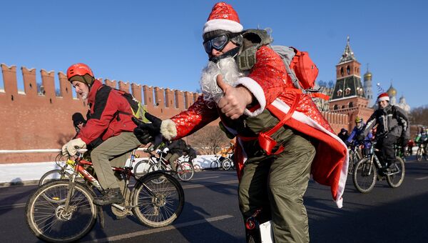 Участники Второго зимнего Московского Велопарада на Кремелвской набережой