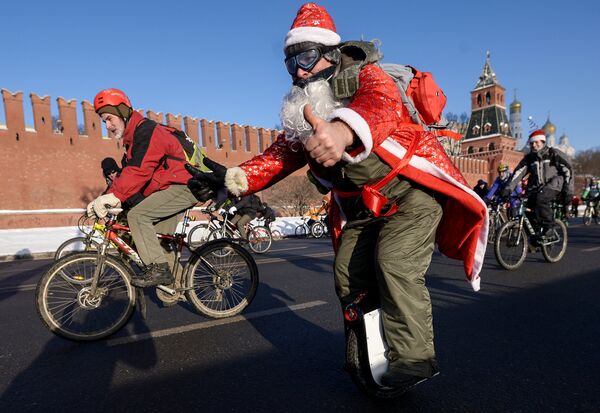 Участники Второго зимнего Московского Велопарада на Кремелвской набережой