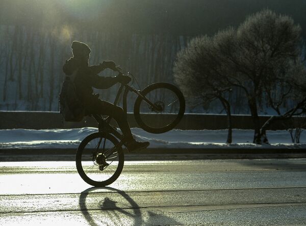 Участник Второго зимнего Московского Велопарада на Фрунзенской набережной