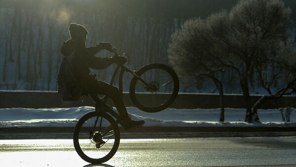 Участник Второго зимнего Московского Велопарада на Фрунзенской набережной
