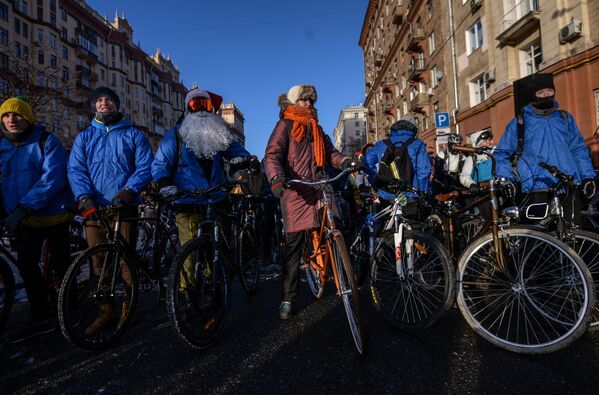Участники Второго зимнего Московского Велопарада перед началом заезда