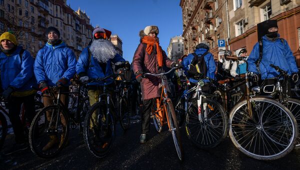 Участники Второго зимнего Московского Велопарада перед началом заезда