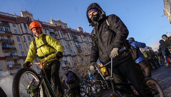 Участники Второго зимнего Московского Велопарада перед заездом