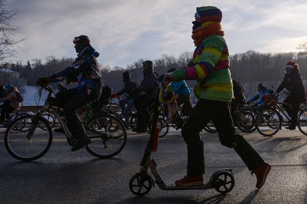 Участники Второго зимнего Московского Велопарада на Фрунзенской набережной