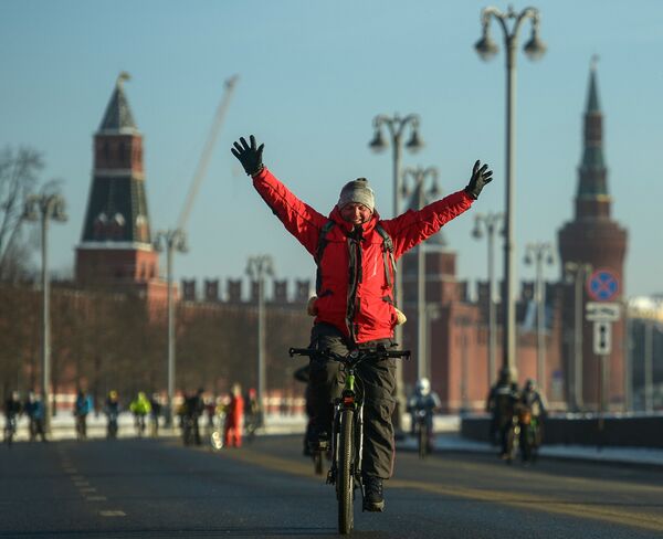 Участник Второго зимнего Московского Велопарада на Кремелвской набережой