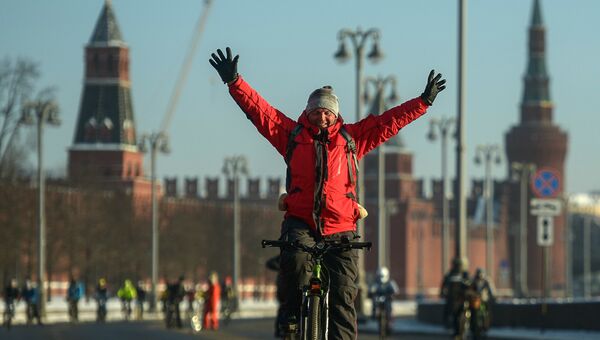 Участник Второго зимнего Московского Велопарада на Кремелвской набережой