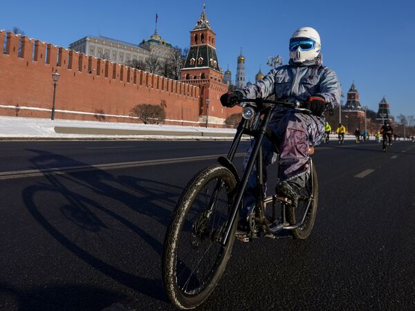 Участник Второго зимнего Московского Велопарада возле Красной площади