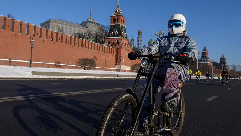 Участник Второго зимнего Московского Велопарада возле Красной площади Участник Второго зимнего Московского Велопарада возле Красной площади