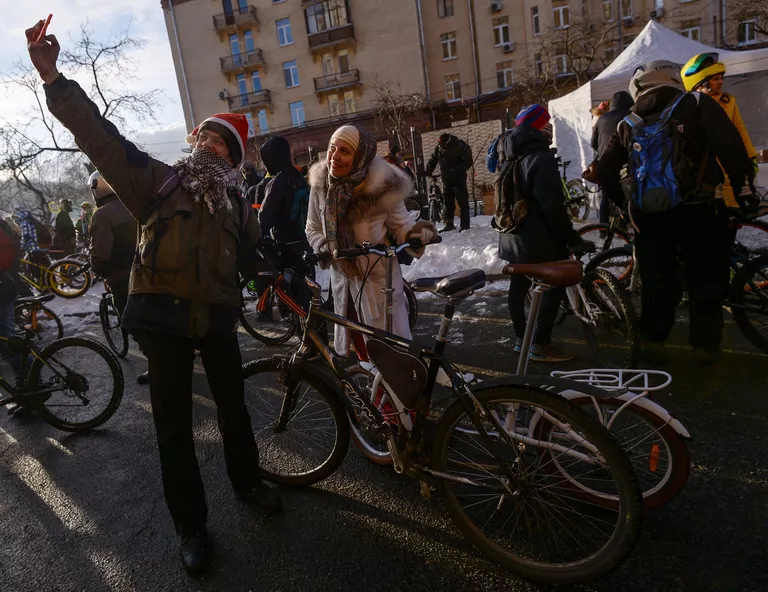 Участники Второго зимнего Московского Велопарада перед заездом
