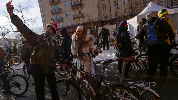 Участники Второго зимнего Московского Велопарада перед заездом