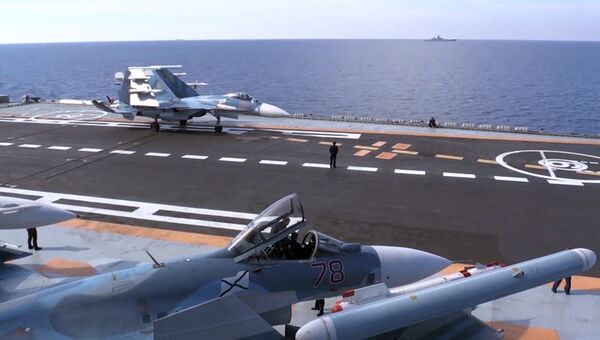 Корабельный истребитель Су-33 ВКС РФ перед взлетом с палубы тяжёлого авианесущего крейсера Адмирал Кузнецов