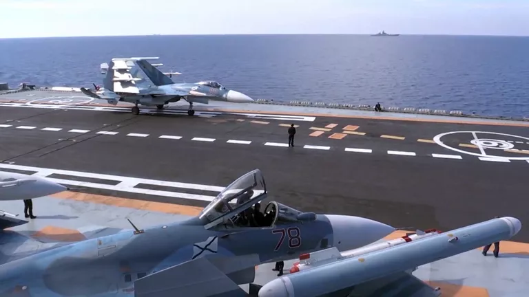 Корабельный истребитель Су-33 ВКС РФ перед взлетом с палубы тяжёлого авианесущего крейсера Адмирал Кузнецов Корабельный истребитель Су-33 ВКС РФ перед взлетом с палубы тяжёлого авианесущего крейсера Адмирал Кузнецов