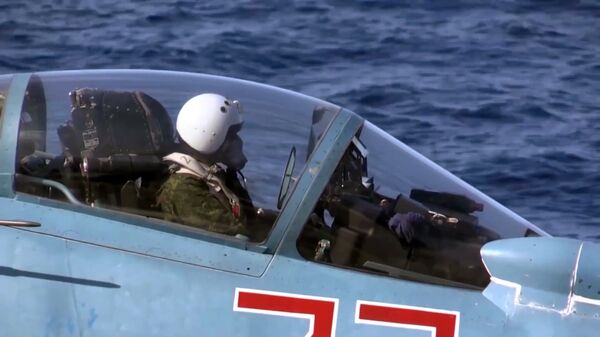 Пилот в корабельном истребителе Су-33 ВКС РФ перед взлетом с палубы тяжёлого авианесущего крейсера Адмирал Кузнецов