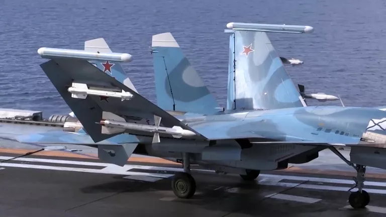 Корабельный истребитель Су-33 ВКС РФ перед взлетом с палубы тяжёлого авианесущего крейсера Адмирал Кузнецов Корабельный истребитель Су-33 ВКС РФ перед взлетом с палубы тяжёлого авианесущего крейсера Адмирал Кузнецов