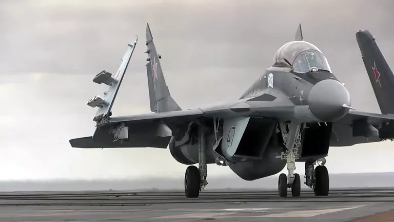 Многоцелевой истребитель МиГ-29 ВКС РФ перед взлетом с палубы тяжёлого авианесущего крейсера Адмирал Кузнецов Многоцелевой истребитель МиГ-29 ВКС РФ перед взлетом с палубы тяжёлого авианесущего крейсера Адмирал Кузнецов