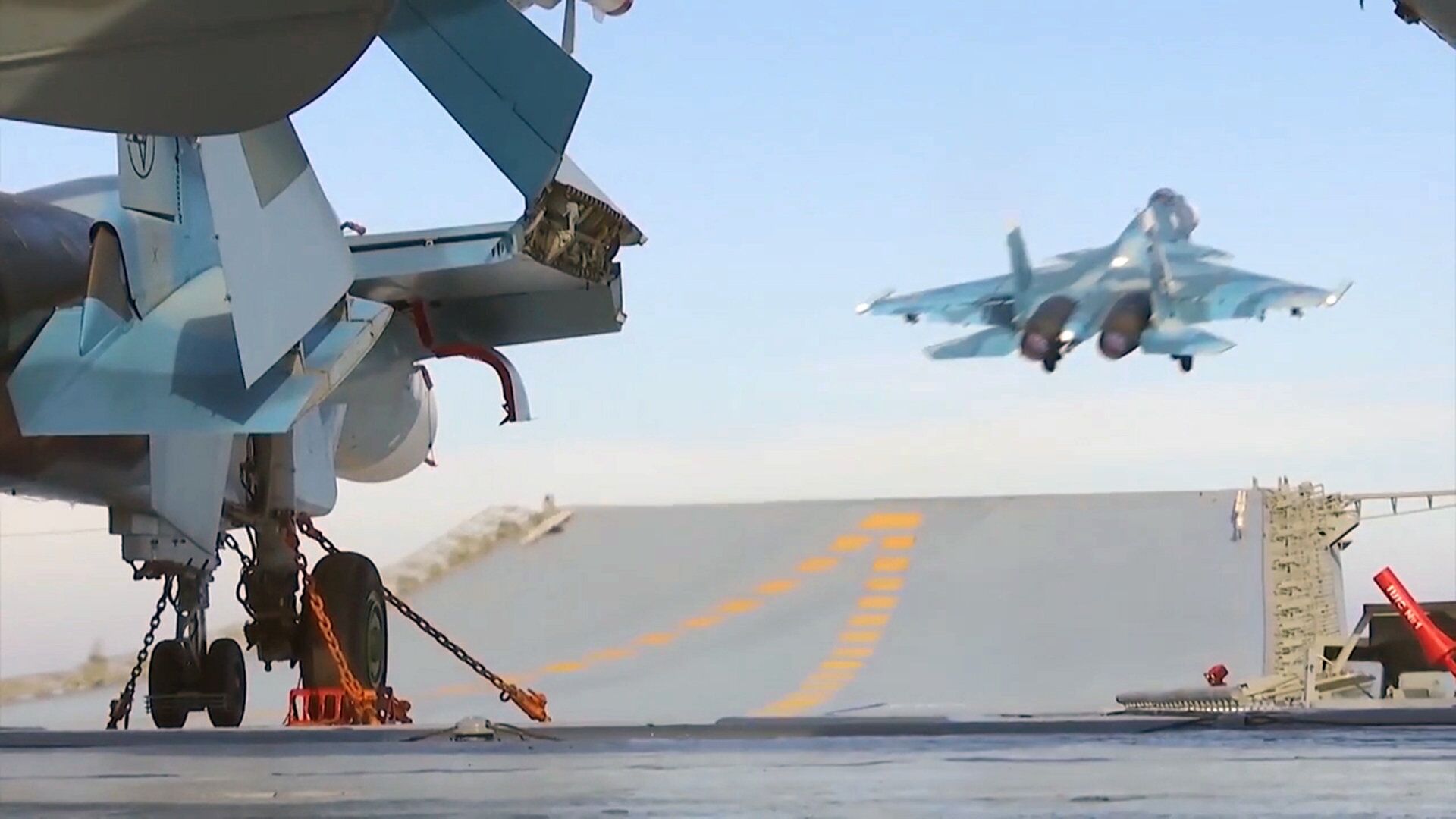 Корабельный истребитель Су-33 ВКС РФ во время взлета с палубы тяжёлого авианесущего крейсера Адмирал Кузнецов - РИА Новости, 1920, 01.04.2021