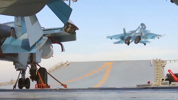 Корабельный истребитель Су-33 ВКС РФ во время взлета с палубы тяжёлого авианесущего крейсера Адмирал Кузнецов