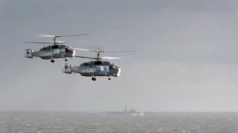 Вертолеты Ка-27ПС рядом с тяжёлым авианесущим крейсером (ТАВКР) Адмирал Кузнецов
