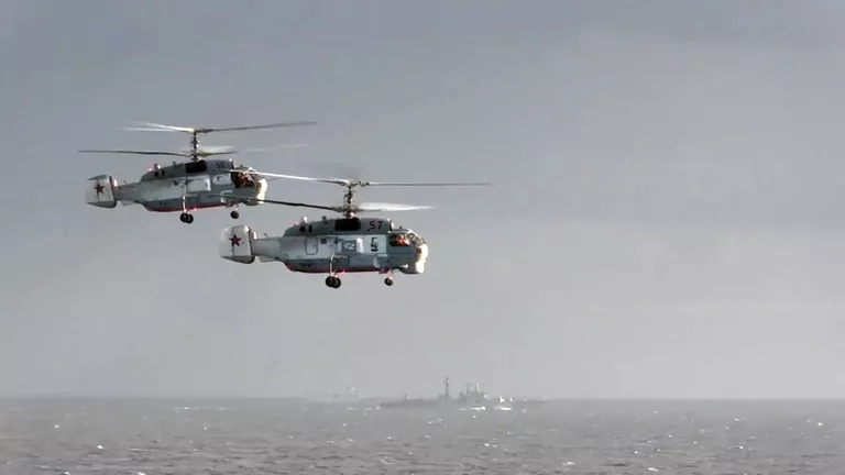 Вертолеты Ка-27ПС рядом с тяжёлым авианесущим крейсером (ТАВКР) Адмирал Кузнецов Вертолеты Ка-27ПС рядом с тяжёлым авианесущим крейсером (ТАВКР) Адмирал Кузнецов