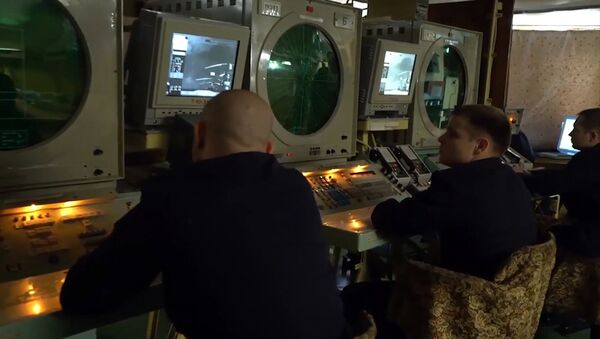 Матросы следят за показаниями радаров на тяжёлом авианесущем крейсере (ТАВКР) Адмирал Кузнецов