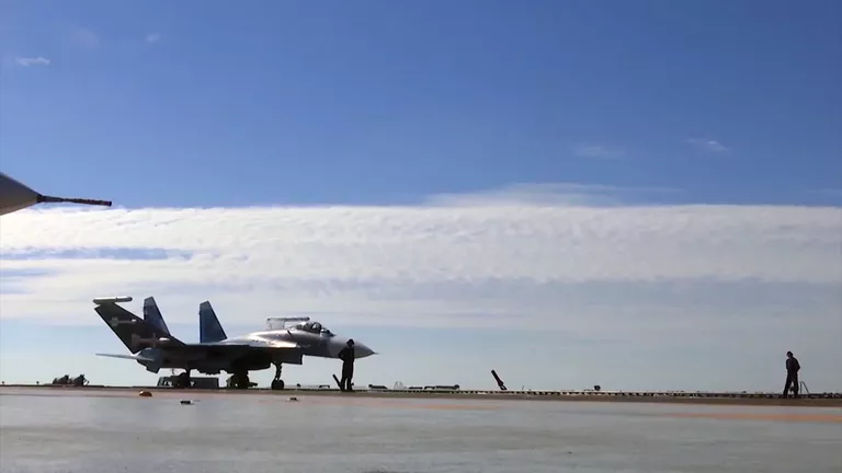 Корабельный истребитель Су-33 ВКС РФ перед взлетом с палубы тяжёлого авианесущего крейсера Адмирал Кузнецов Корабельный истребитель Су-33 ВКС РФ перед взлетом с палубы тяжёлого авианесущего крейсера Адмирал Кузнецов