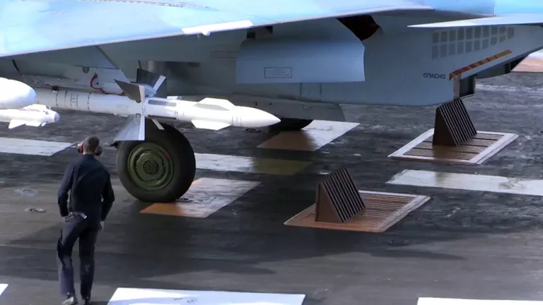 Корабельный истребитель Су-33 ВКС РФ перед взлетом с палубы тяжёлого авианесущего крейсера Адмирал Кузнецов Корабельный истребитель Су-33 ВКС РФ перед взлетом с палубы тяжёлого авианесущего крейсера Адмирал Кузнецов